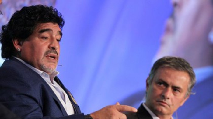 Diego Maradona junto a José Mourinho