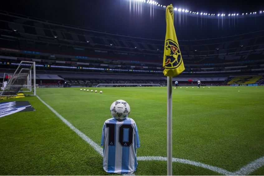 El Estadio Azteca rindió homenaje a Maradona