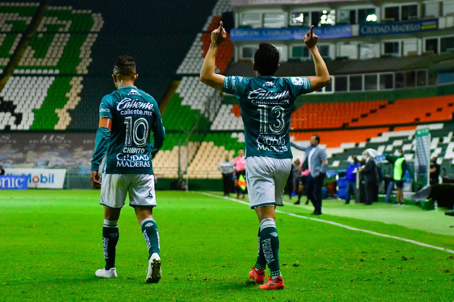 Mena y Montes celebran gol vs Puebla