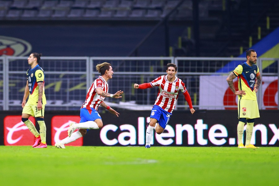 Cristian Calderón después de meter el primer gol en el Estadio Azteca