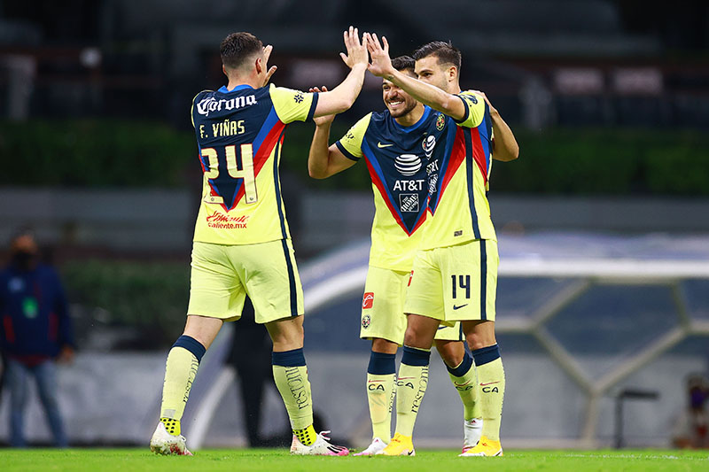 Viñas, Benedetti y Henry festejan un gol 