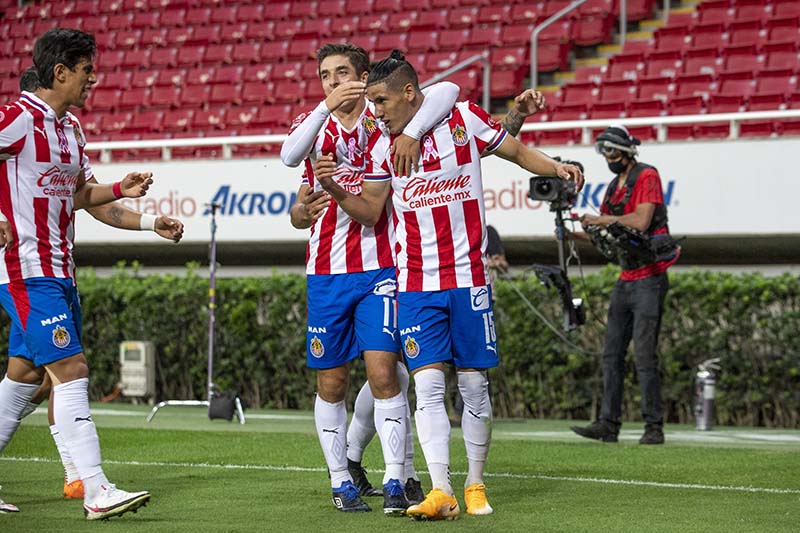 Uriel Antuna festeja un gol con las Chivas 