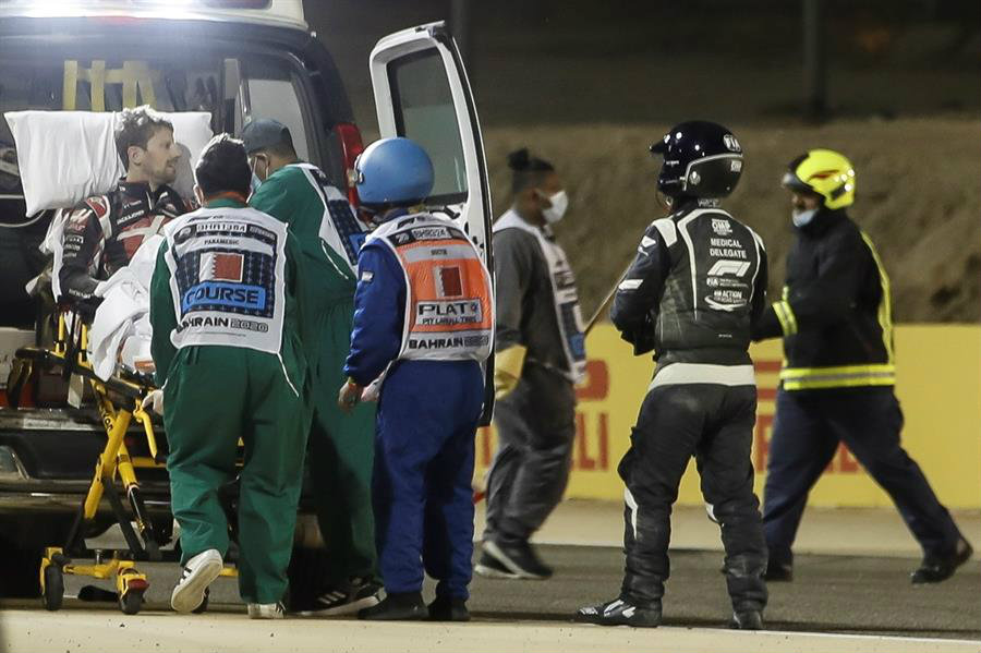 Romain Grosjean fue retirado del circuito en ambulancia