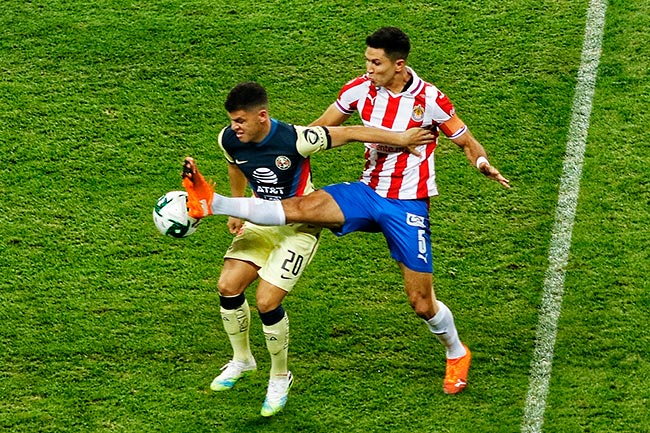 Molina y Sánchez disputan el balón en el Clásico
