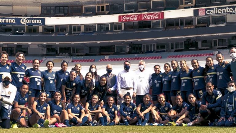 Emilio Azcárraga con integrantes del América Femenil en el Estadio Azteca
