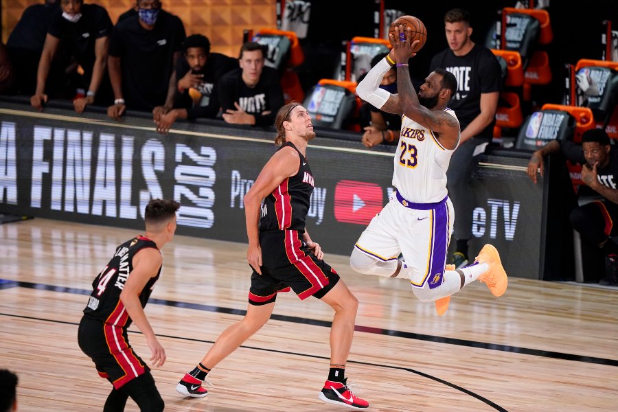 LeBron James en un partido con los Lakers