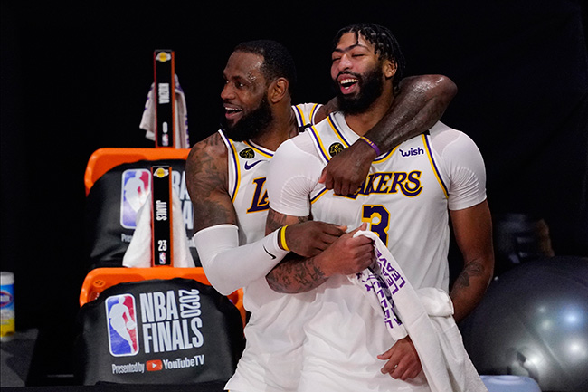 Davis y James se abrazan en la última Final de la NBA