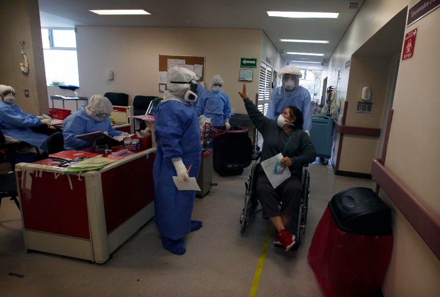 Paciente de Covid-19 dejando un hospital en México