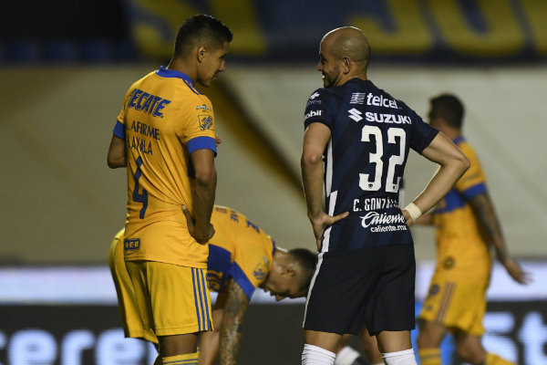 Carlos Gonzalez en acción con Pumas ante Tigres