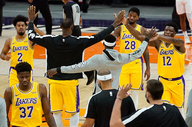 Jugadores de los Lakers durante un juego de Postemporada