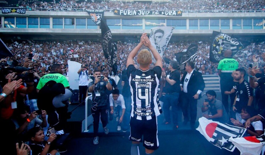 Keisuke Honda durante su presentación con el Botafogo