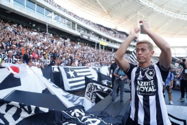 Keisuke Honda durante su presentación con el Botafogo