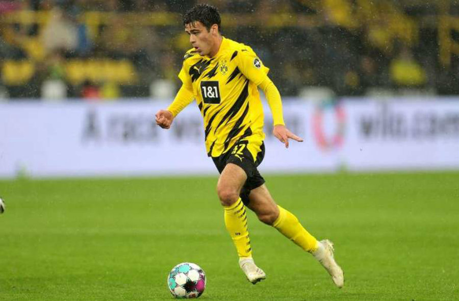 Giovanni Reyna en juego del Borussia Dortmund