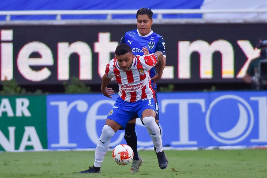 Alexis Vega durante un partido con Chivas