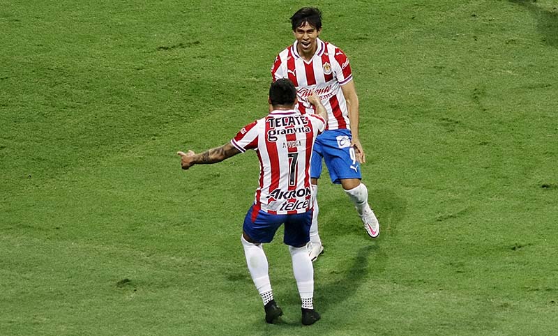 JJ Macías y Vega festejan un gol con Chivas 
