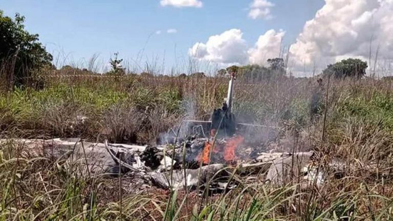 Avioneta en llamas tras accidente aéreo