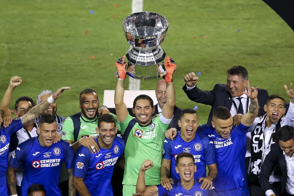 Jesús Corona levantando el título de Leagues Cup