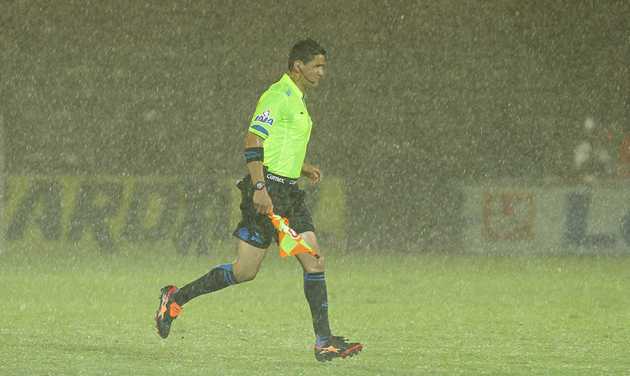 Espinosa durante juego bajo la lluvia