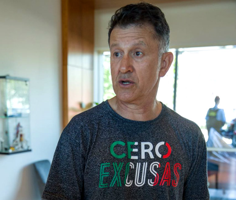Osorio portando la playera con la leyenda "Cero excusas" 