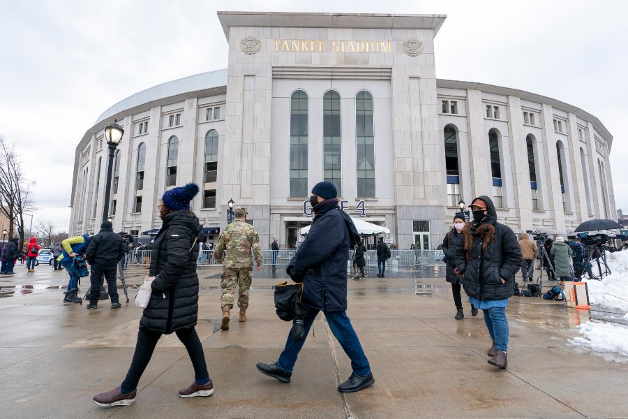 El estadio de los Yankees visto desde las afueras del inmueble