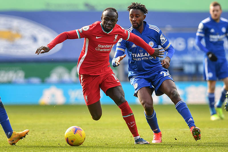 Sadio Mané pelea un balón en el duelo ante Leicester 