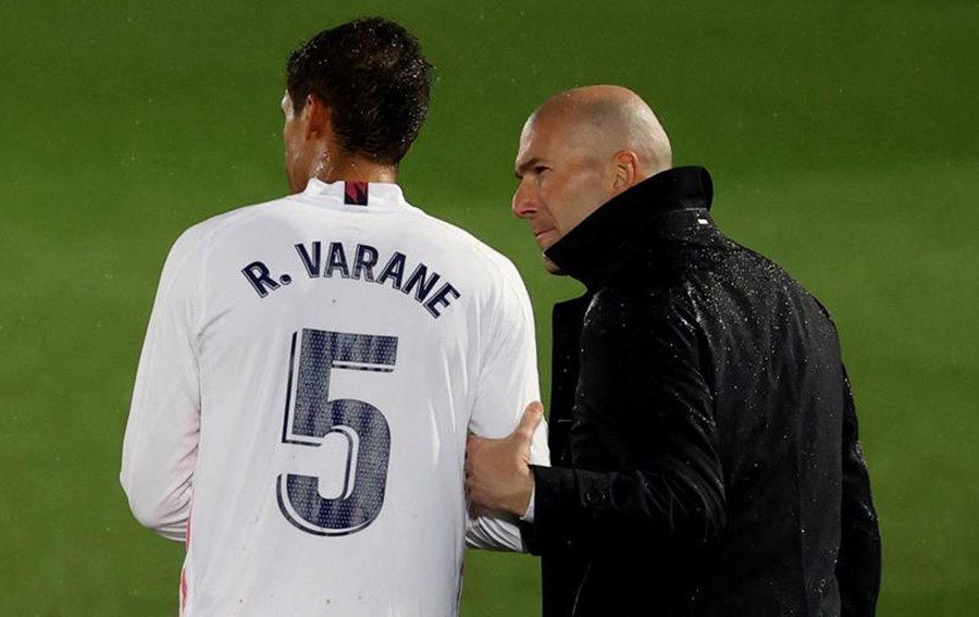 Zidane en cahrla con Raphael Varane