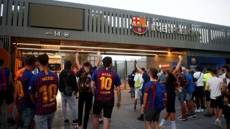 Seguidores culés en los alrededores del Camp Nou