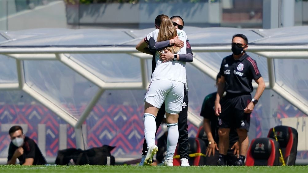 Martínez y Vergara se abrazan tras el gol