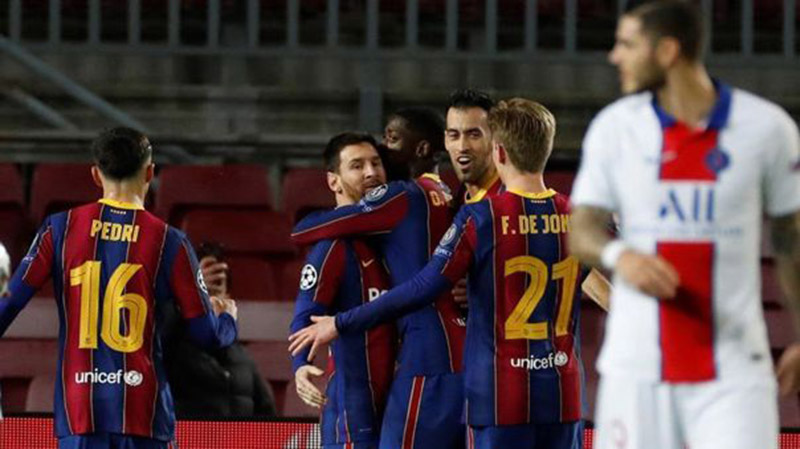 Jugadores del Barcelona celebran gol ante el PSG