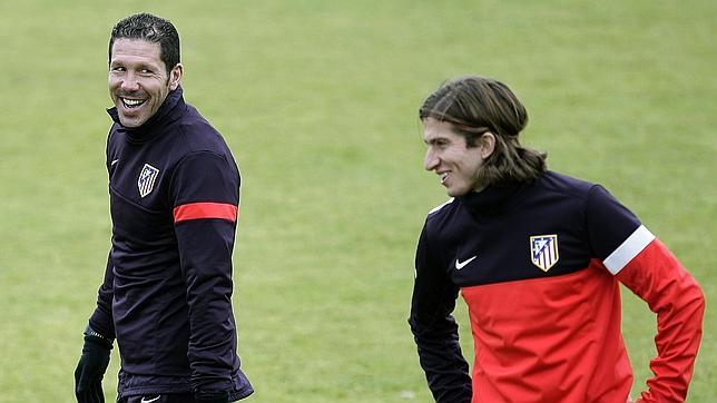 El entrenador y el lateral durante un entrenamiento del Atlético