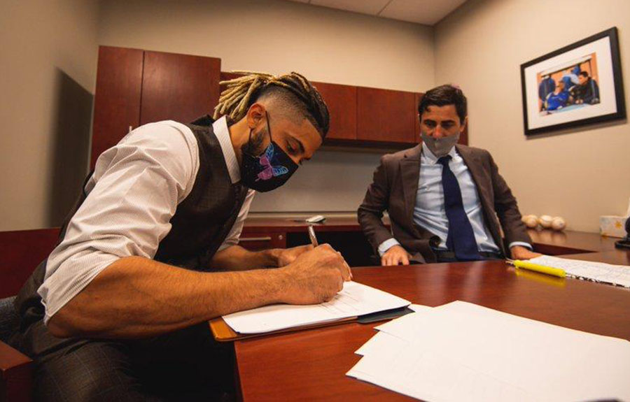 Tatis al firmar su nuevo contrato con San Diego
