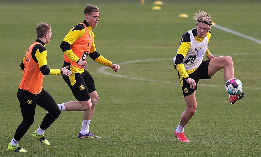 El delantero noruego en entrenamiento del Borussia Dortmund