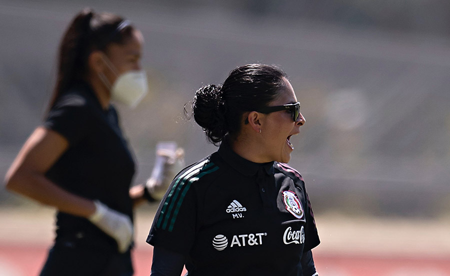 Mónica Vergara dando indicaciones en el juego de la Selección Mexicana Femenil