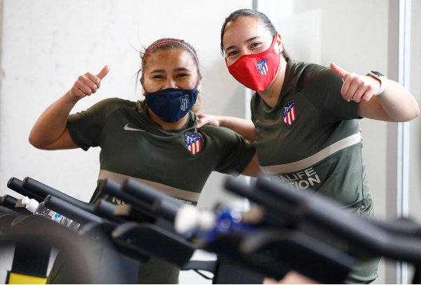 La mexicana junto a una compañera en una sesión de gimnasio