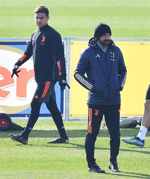 Paulo Dybala y Andrea Pirlo en entrenamiento con la Juventus