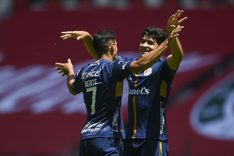 Nicolás Ibáñez y Berterame festejan un gol con el San Luis 
