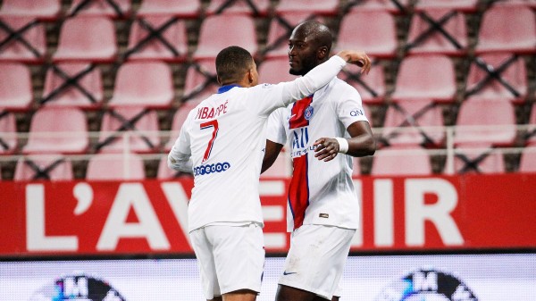 Mbappé abraza a su compañero alterminar partido contra Dijon