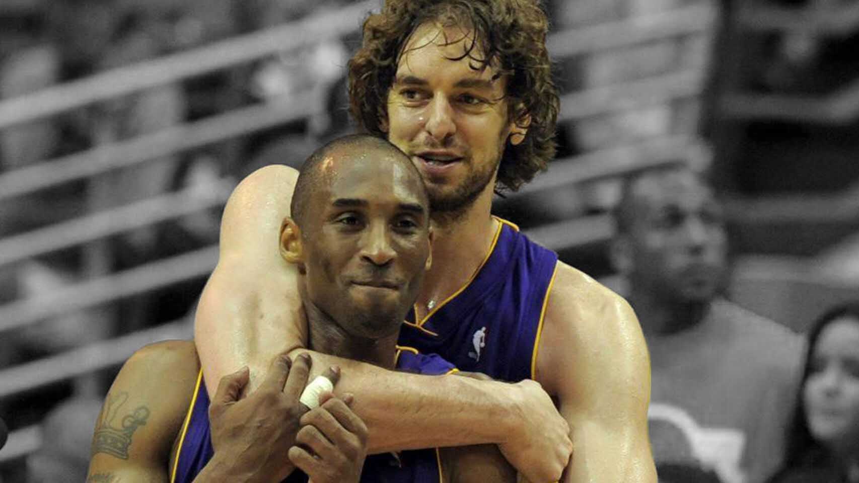 Pau Gasol festeja con Kobe tras una victoria de los Lakers 