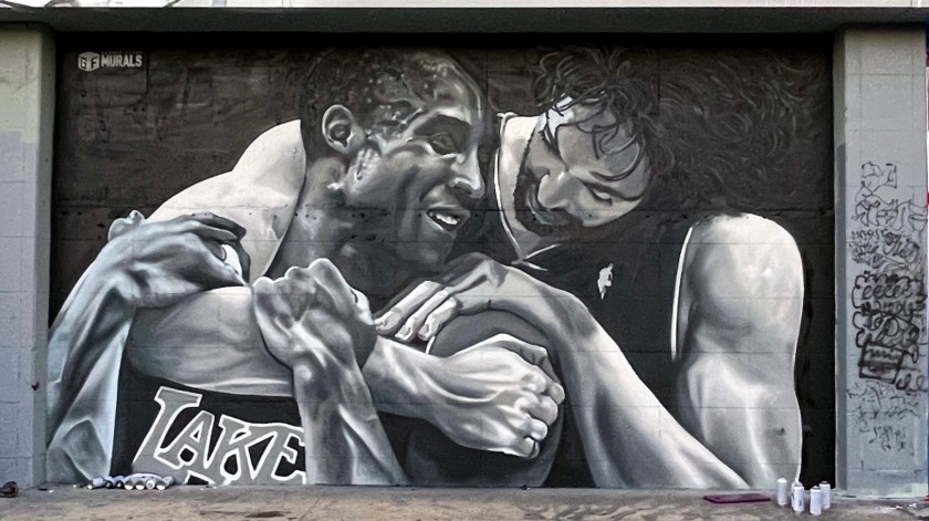 Mural de Pau Gasol y Kobe festejando una jugada