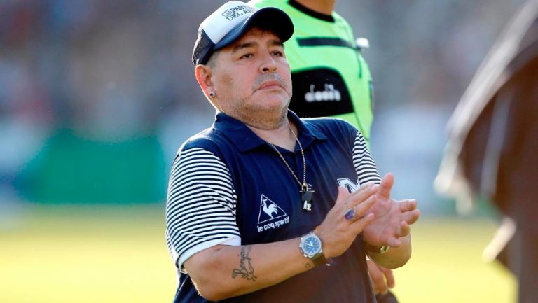 Diego Maradona durante un partido con Gimnasia y Esgrima