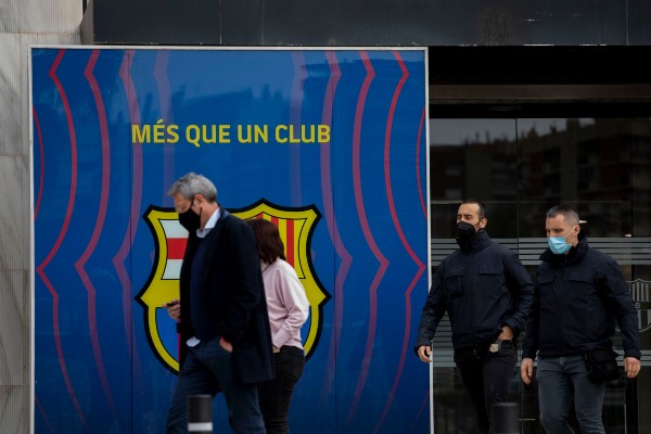 Agentes de la policía catalana afuera de las oficinas del FC Barcelona