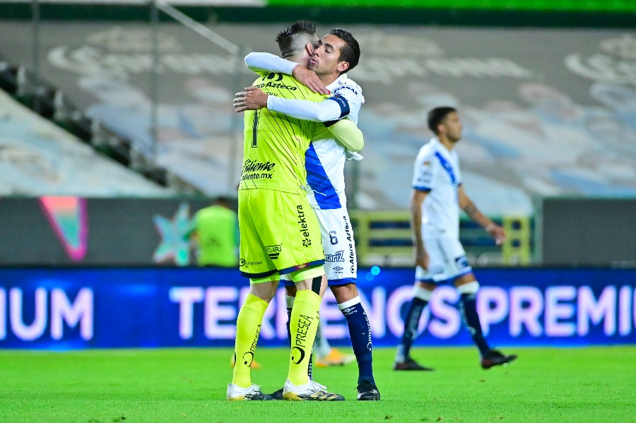 Jugadores del Puebla celebran victoria vs León