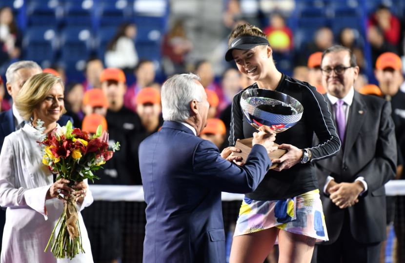 Elina Svitolina, recibe su título de campeona