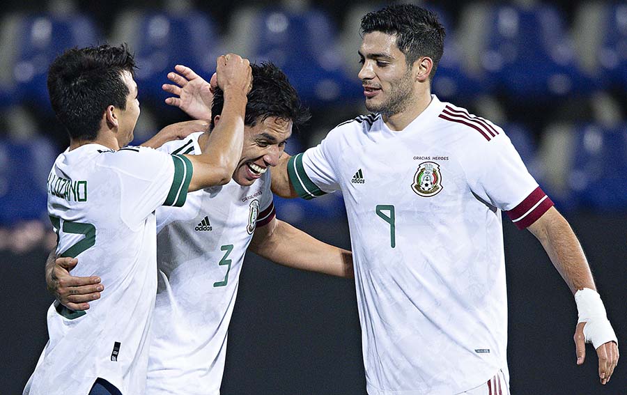 Hirving Lozano, Carlos Selcedo y Raúl Jiménez celebran gol con el Tricolor