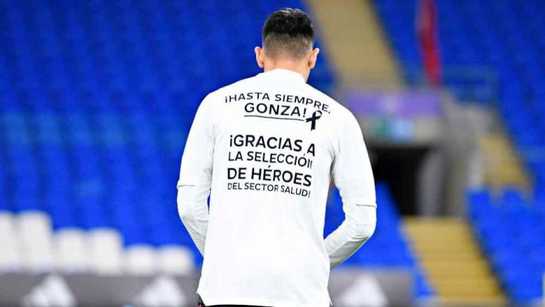 Jugador del Tri con la camisa en homenaje a Gonzalo Saldaña