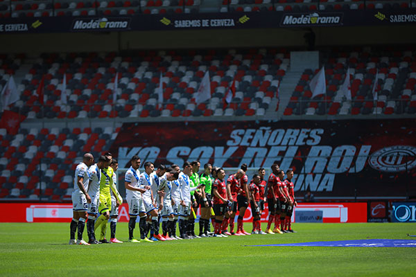 Jugadores de Toluca y Puebla durante un partido 
