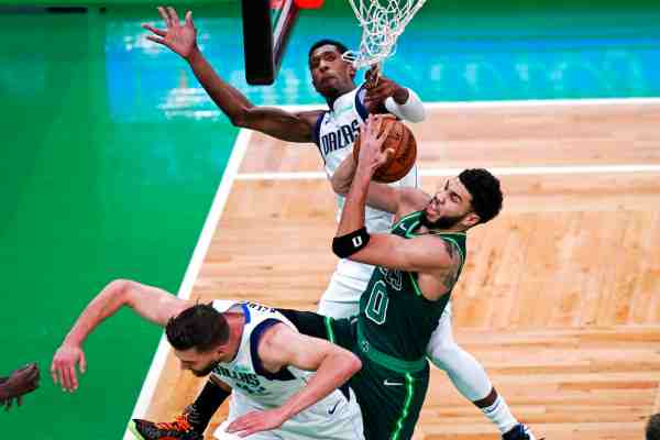 Jayson Tatum en acción con los Celtics de Boston