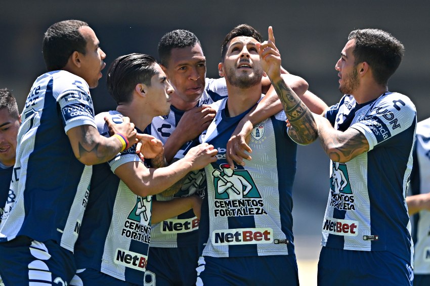 Ismael Sosa festejando con sus compañeros el primer gol de Pachuca