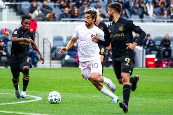 Diego Rossi en acción ante el Inter de Pizarro