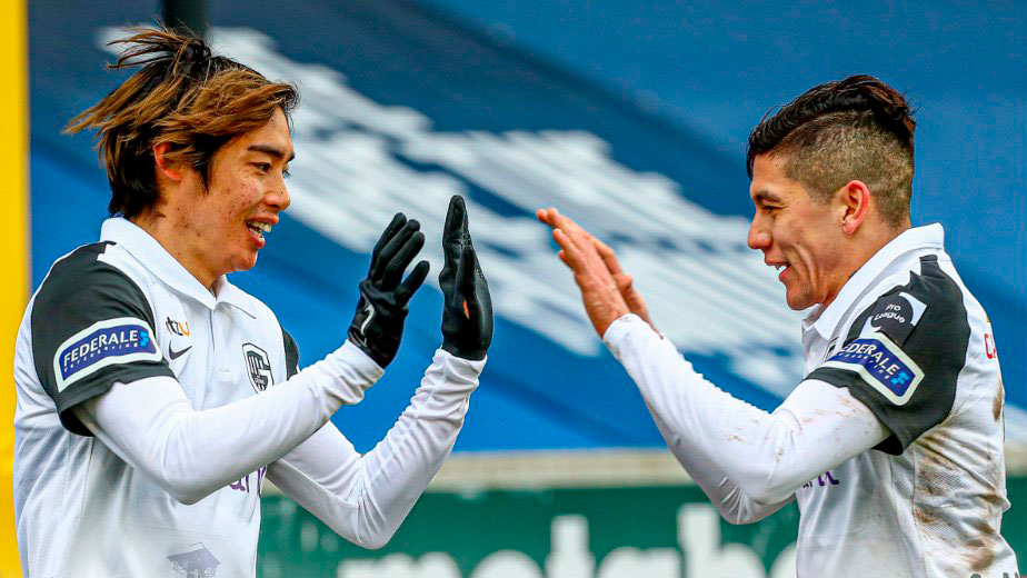 Junya Ito y el mexicano celebran un gol